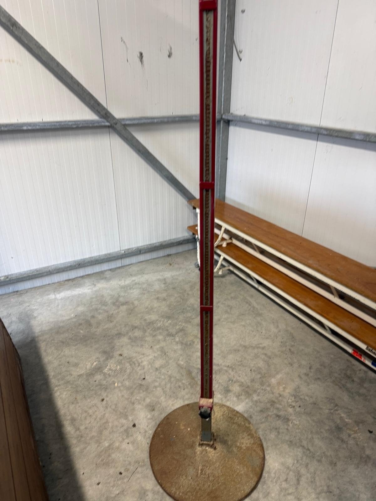 Vintage gymzaal basket/korfbal-paal met rieten mand, Ophalen