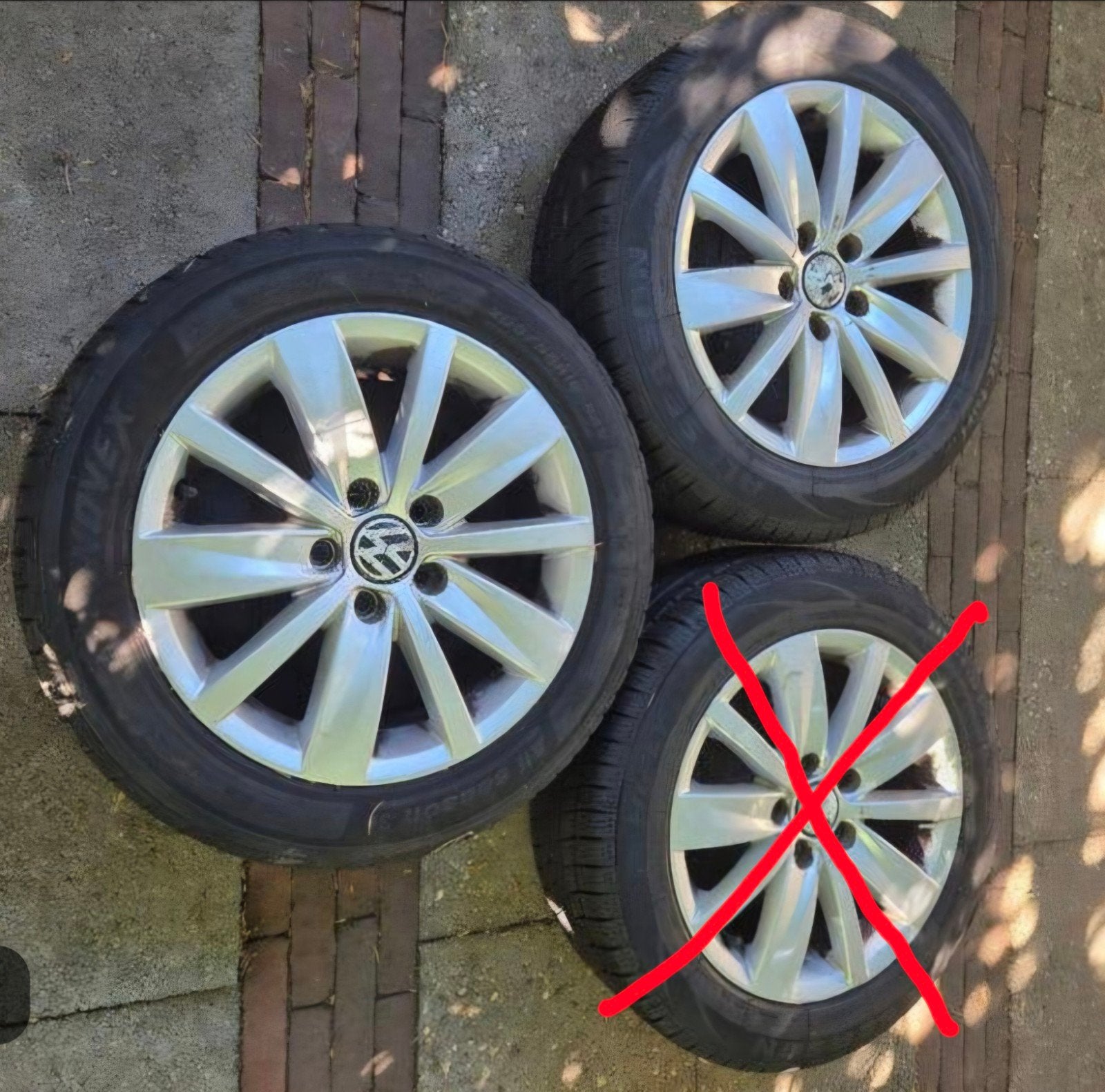 Twee lichtmetalen velgen VW met all season banden, Ophalen, Gebruikt