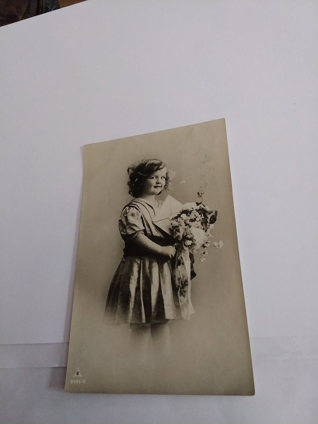 Antieke ansichtkaart: Meisje met bloemen, gestempeld 1910, Ophalen of Verzenden