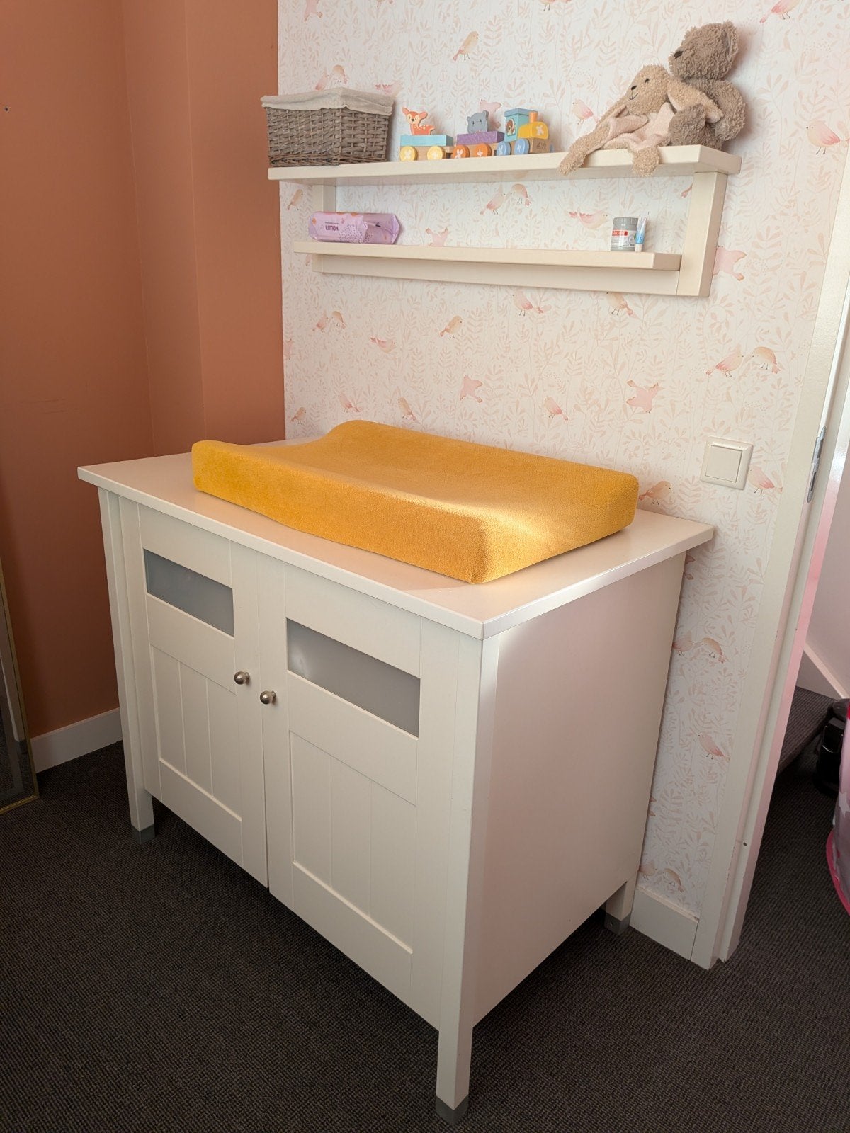 Witte commode met wandplank - stevig en veel opbergruimte, Ophalen, Gebruikt, 50 tot 70 cm, 100 cm of meer