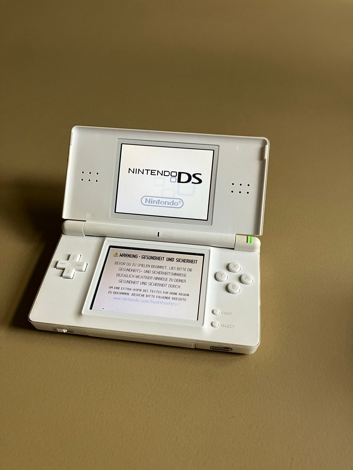 Nintendo DS Lite wit met oplader en 2 spellen, Spelcomputers en Games, Spelcomputers | Nintendo DS, Wit, Ophalen of Verzenden
