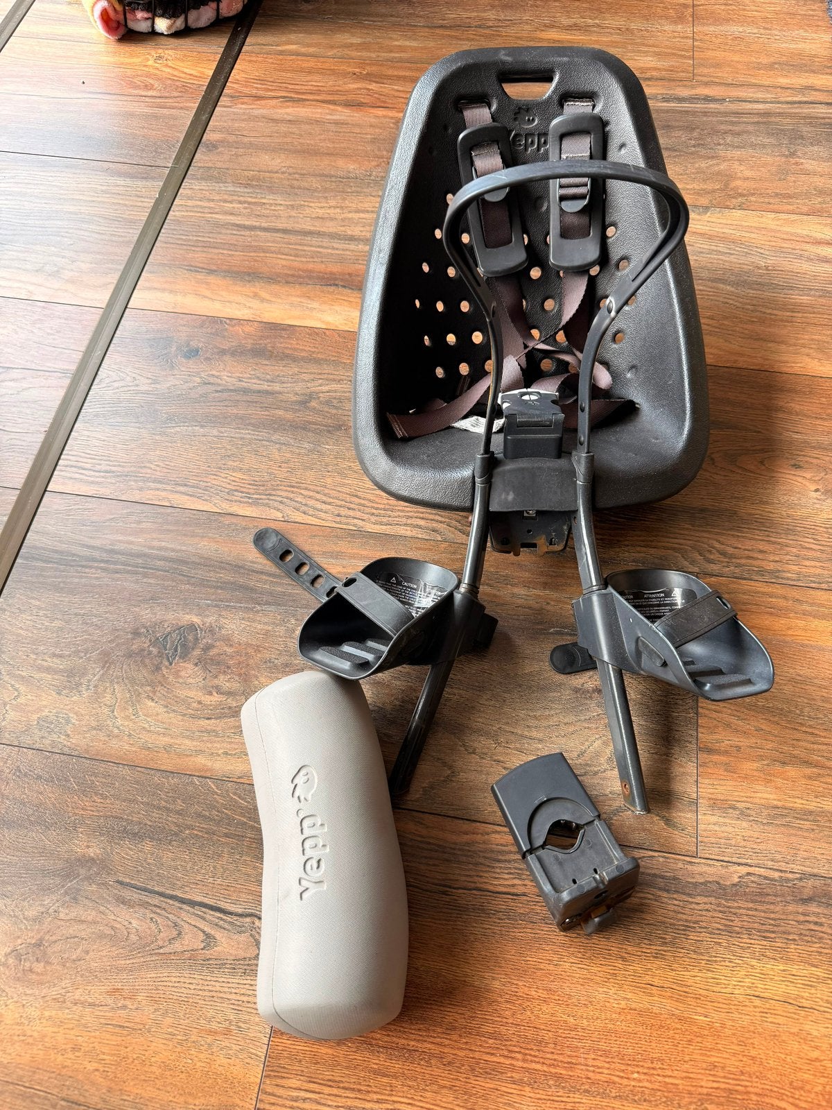 Yepp Fietsstoeltje voor voorop de fiets - Zwart, Fietsen en Brommers, Fietsaccessoires | Fietsstoeltjes, Ophalen, Voorzitje, 0 t/m 13 kg