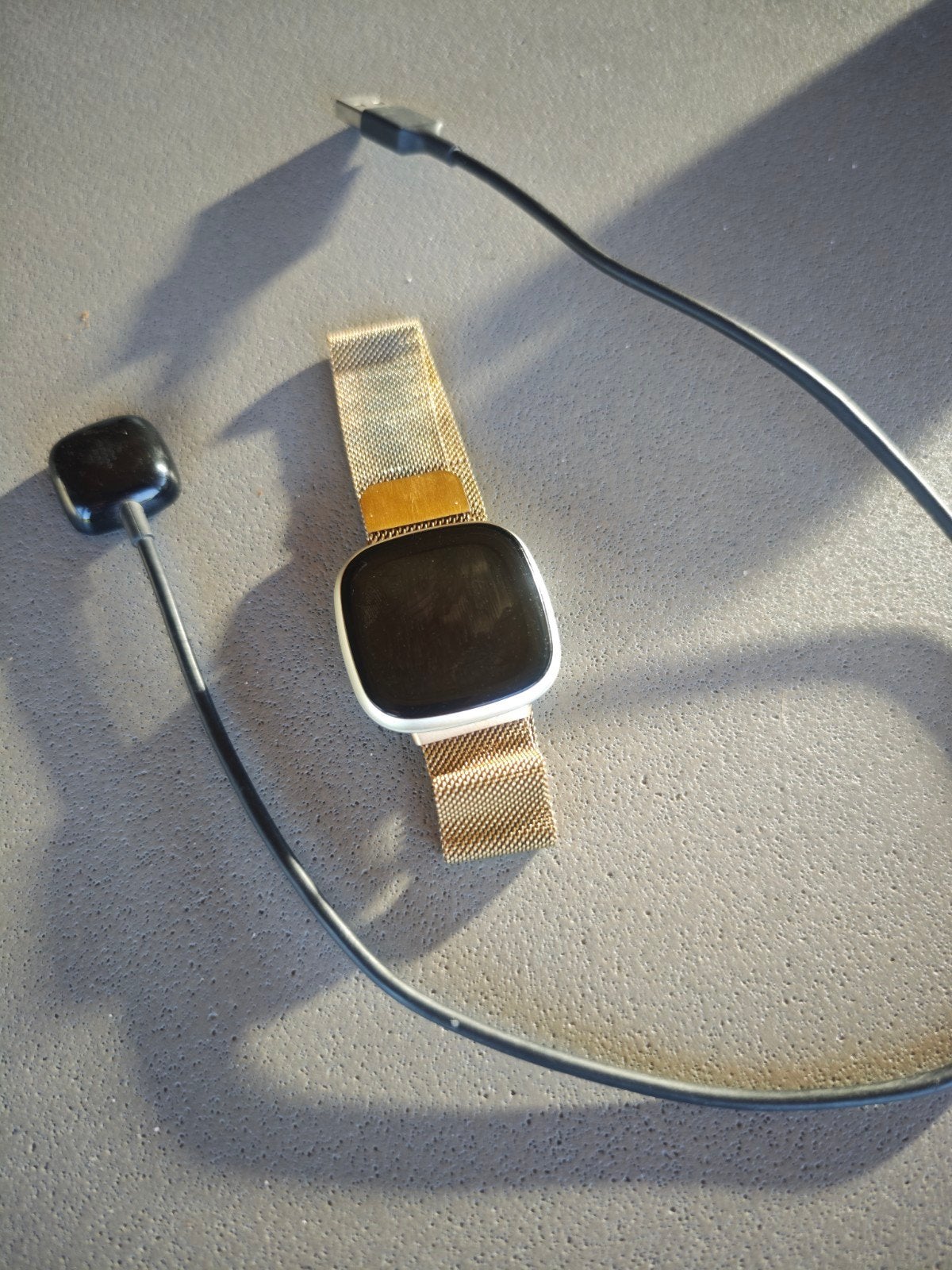 Fitbit Versa 3 Smartwatch met Oplader - Goudkleurig, Stappen, Gebruikt, Ophalen of Verzenden, Fitbit