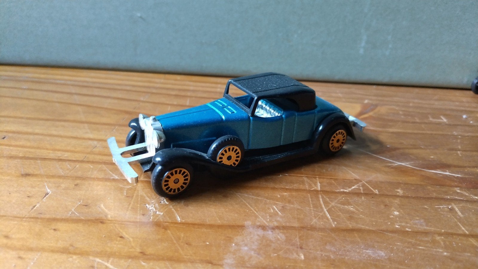 Vintage blauwe speelgoedauto, model klassieke cabriolet, Ophalen of Verzenden, Gebruikt