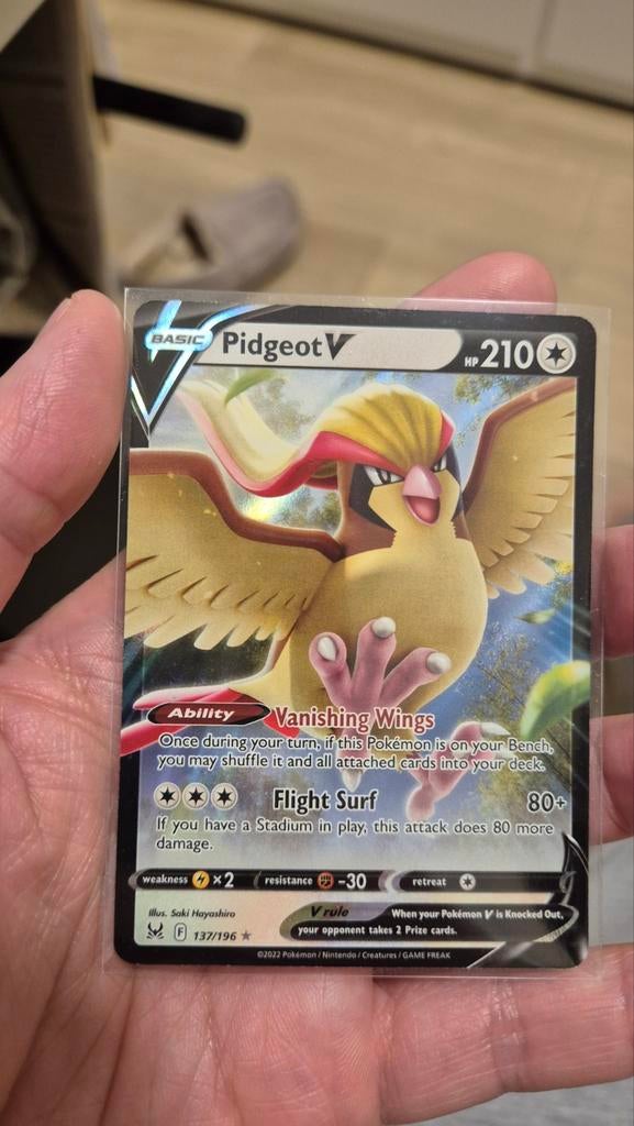 Pidgeot V 137/196 - Silver Tempest - Pokemon Kaart, Ophalen of Verzenden, Zo goed als nieuw, Losse kaart
