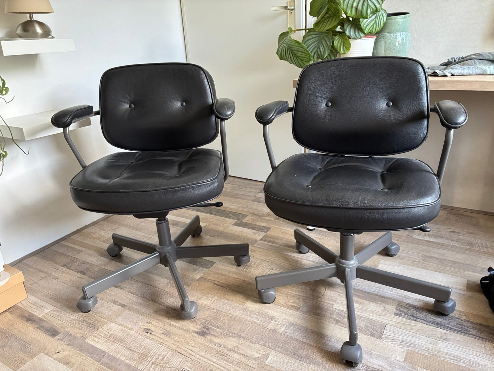 2 echt leren, zwarte bureaustoelen van Ikea (Alefjall), Huis en Inrichting, Bureaustoelen, Ophalen, Gebruikt, Zwart, Bureaustoel