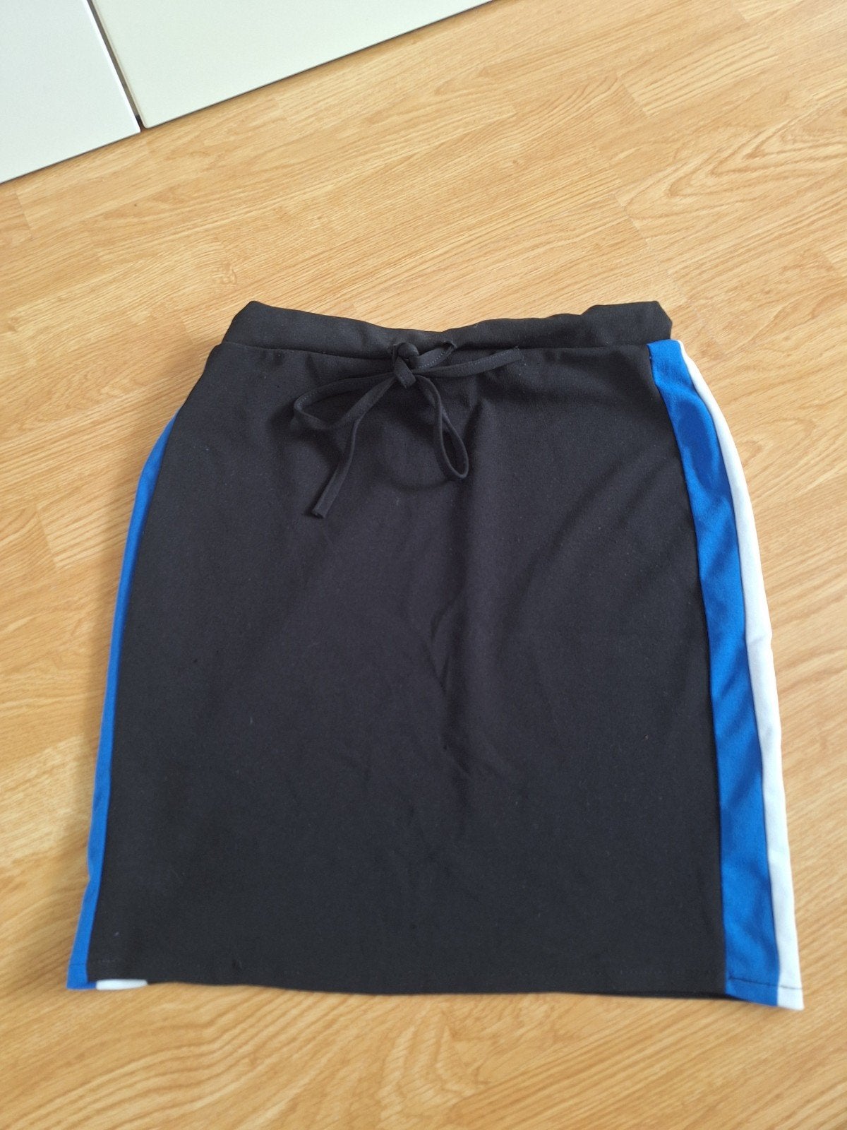 Zwarte rok met blauw-witte bies, maat L, Ophalen of Verzenden