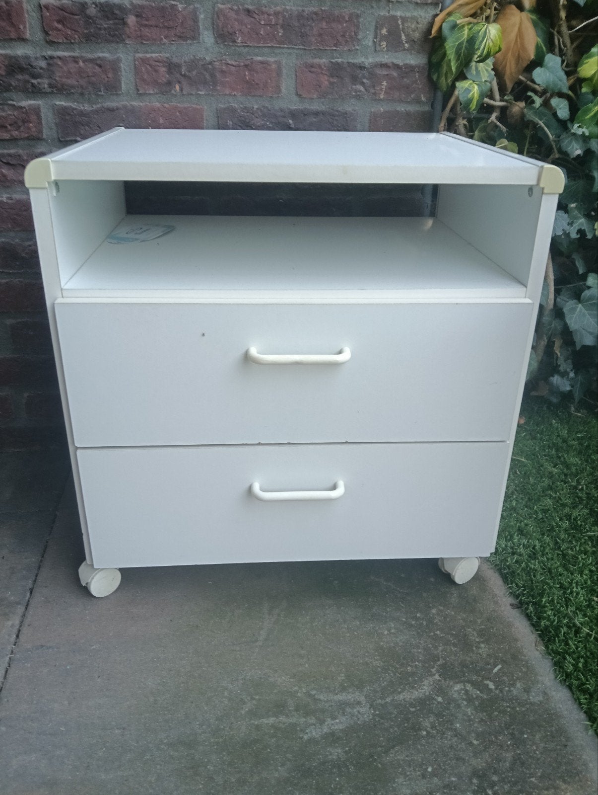 Nachtkastje te koop, Huis en Inrichting, Slaapkamer | Nachtkastjes, Ophalen, Kunststof, Gebruikt, 55 tot 70 cm