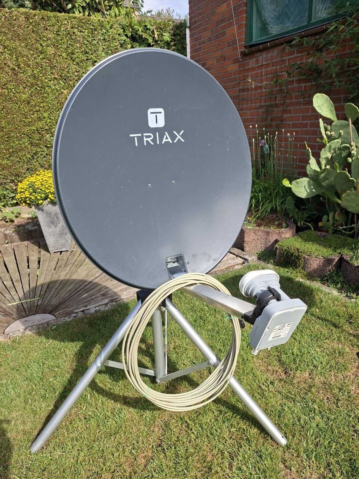 Triax schotelantenne 60cm, compleet!! statief, duo LNB, Ophalen, Zo goed als nieuw, (Schotel)antenne, Overige merken
