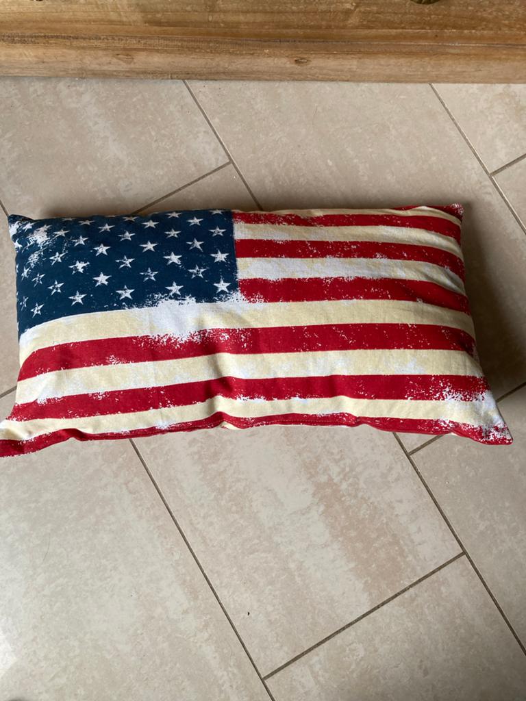 Nieuw kussen met Amerikaanse vlag - 58x34 cm, Huis en Inrichting, Woonaccessoires | Kussens, Ophalen of Verzenden, Zo goed als nieuw