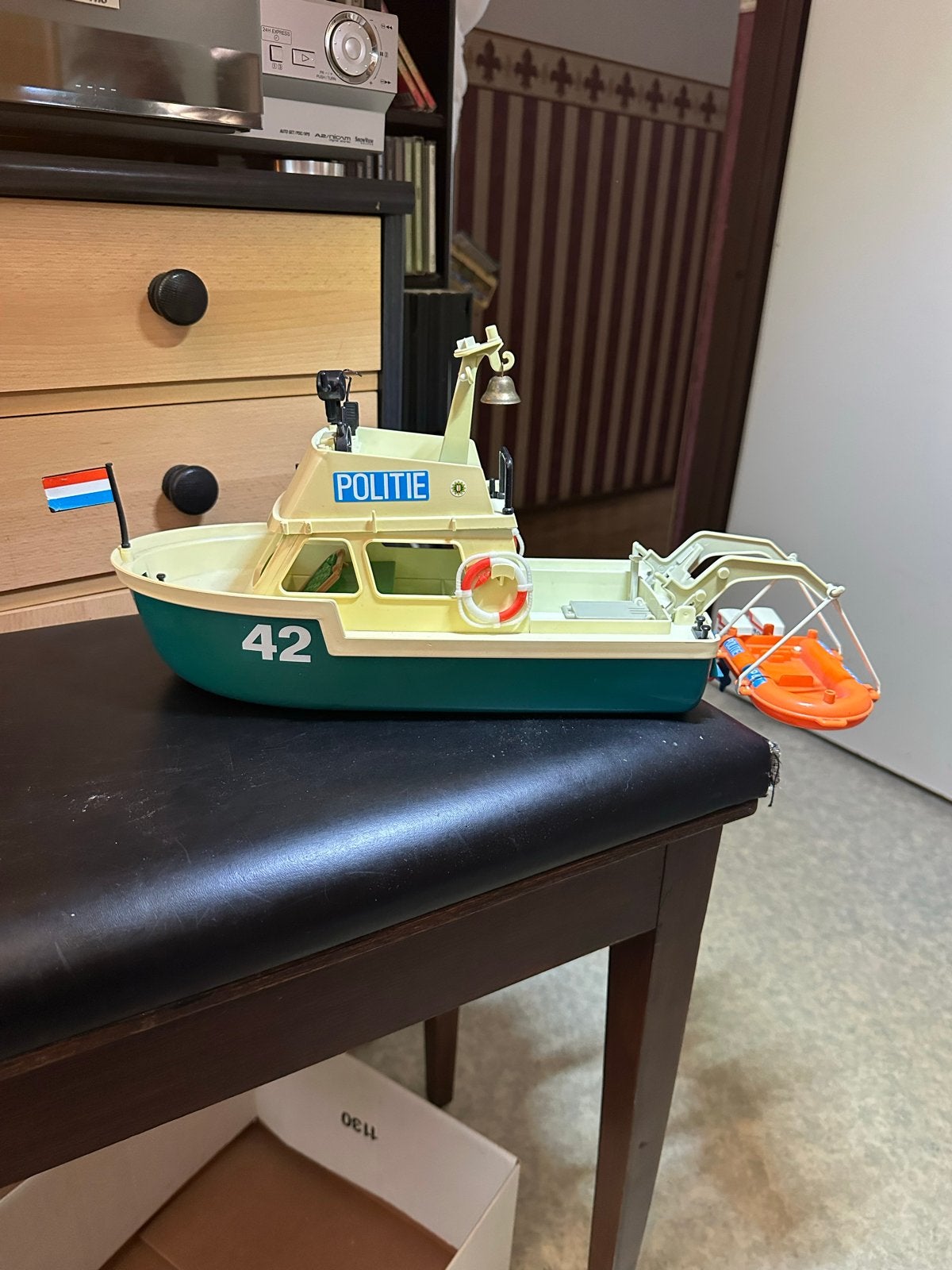 Vintage speelgoed politieboot, Ophalen