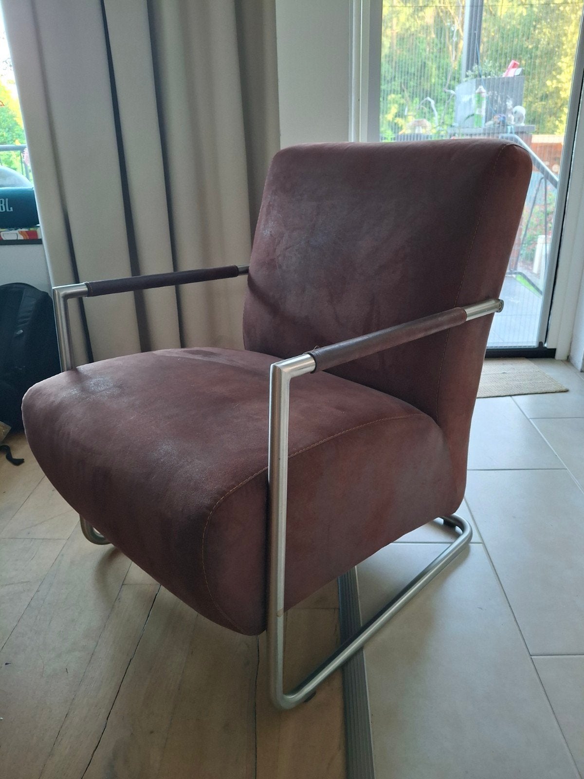 Comfortabele bruine fauteuil met metalen frame, Ophalen, Modern, Comfortabel, Gebruikt, Bruin
