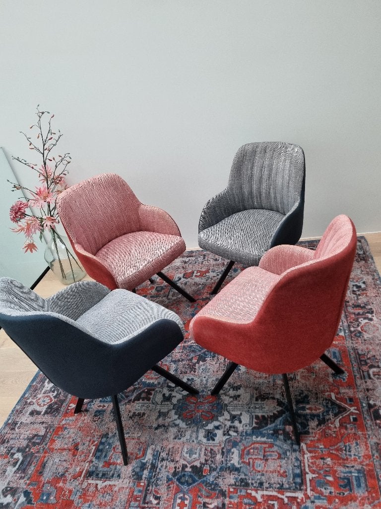 2 BLAUWE EN 2 RODE EETKAMERSTOELEN, Huis en Inrichting, Stoelen, Ophalen, Overige materialen, Blauw, Zo goed als nieuw