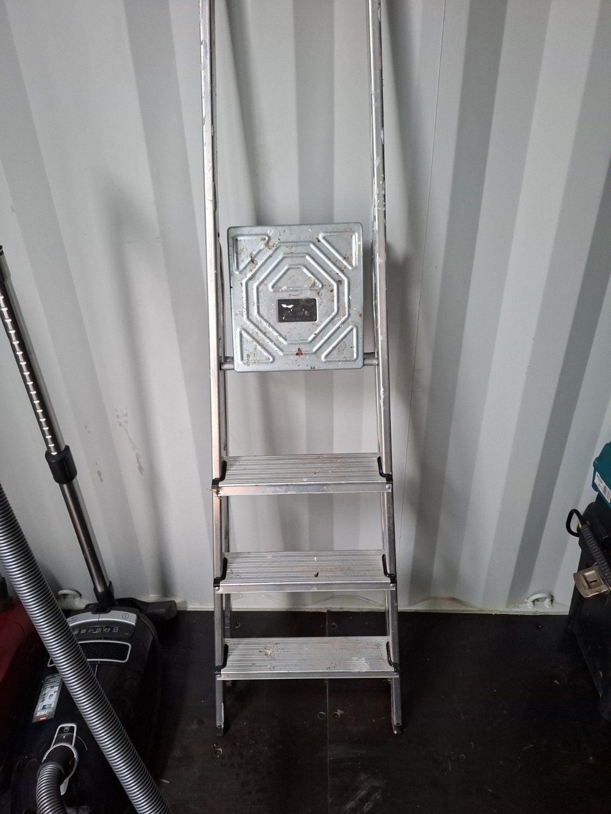 Stevige aluminium trap met 4 treden en plateau, Doe-het-zelf en Verbouw, Ophalen, Gebruikt, Trap, Minder dan 2 meter