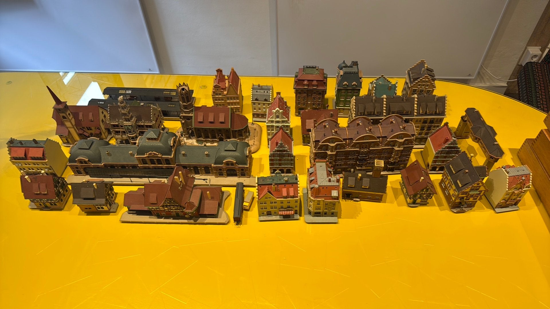 Complete N treinbaan met veel locs, wagons & Vollmer huisjes, Overige merken, Gelijkstroom of Wisselstroom, Ophalen of Verzenden