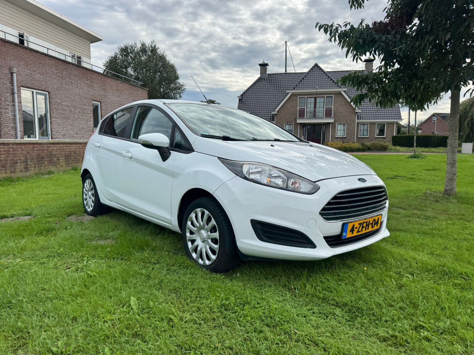 Ford Fiësta 1.0 59KW/80PK 5D 2015 Wit benzine, Voorwielaandrijving, Stof, 40 €/maand, 525 kg