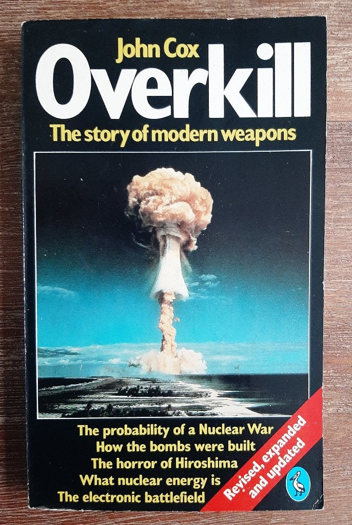 John Cox - Overkill - The Story of Modern Weapons - Pelican, Ophalen of Verzenden, 1945 tot heden, Gelezen, Overige onderwerpen