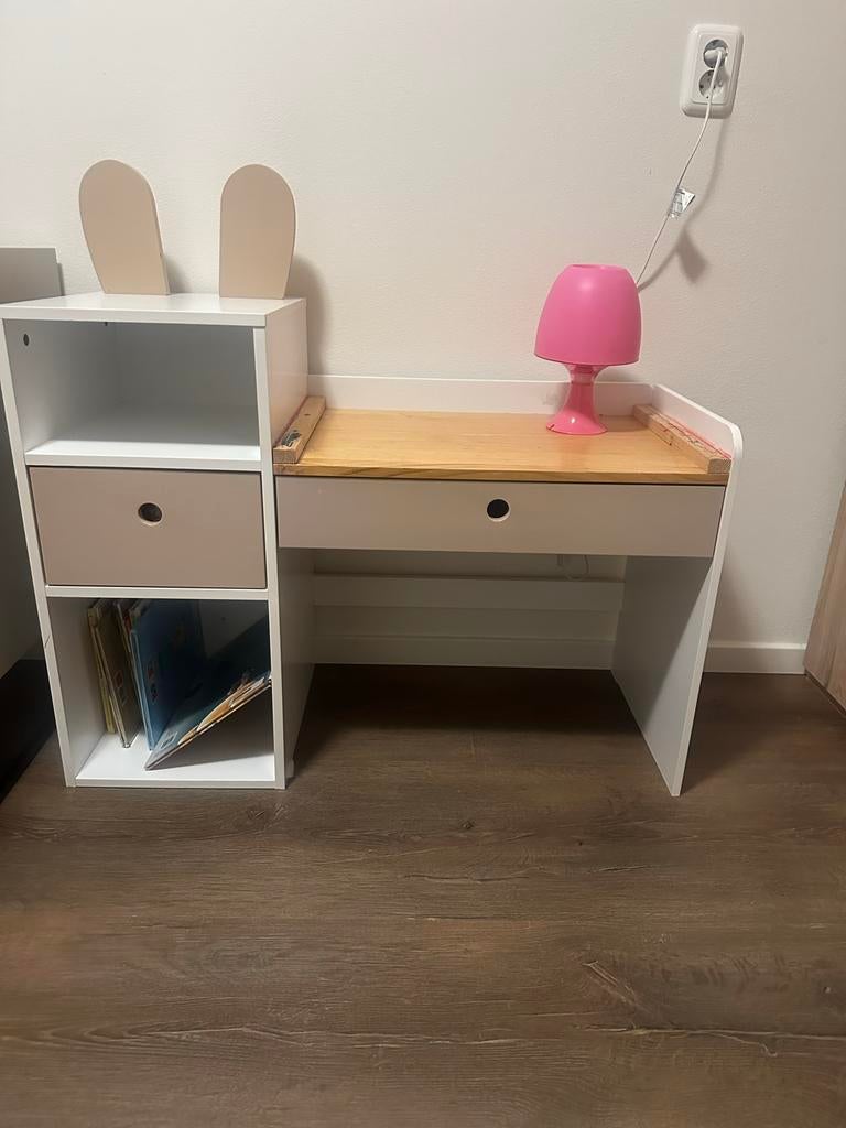 Kinderbureau met opbergruimte en konijnenoortjes, Ophalen, Gebruikt, Tafel(s)