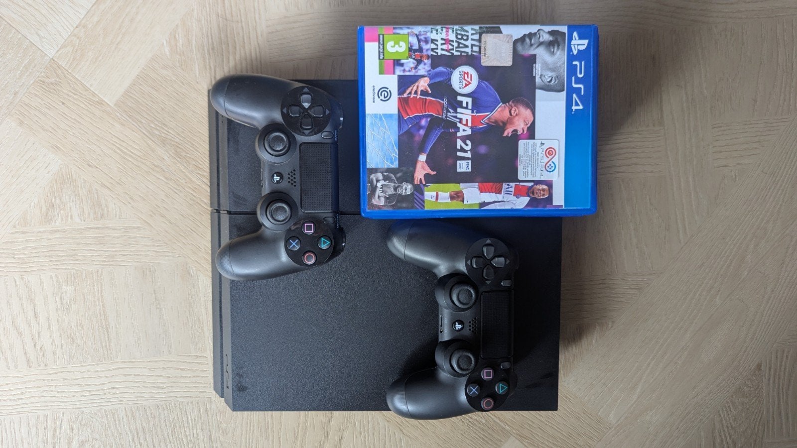 PS4 1TB met 3 controllers en 5 FIFA games (incl. FIFA 22), Gebruikt, Ophalen of Verzenden, Eén computer, Sport