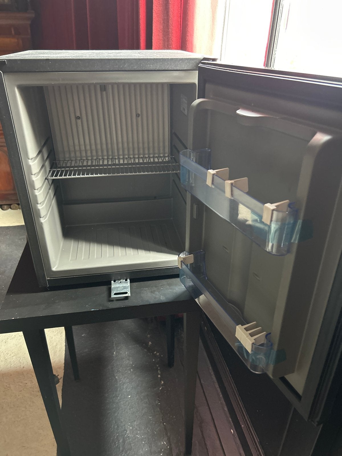Minibar - Lichte gebruikerssporen, binnen als nieuw, Ophalen, Minder dan 75 liter, Zonder vriesvak, Gebruikt