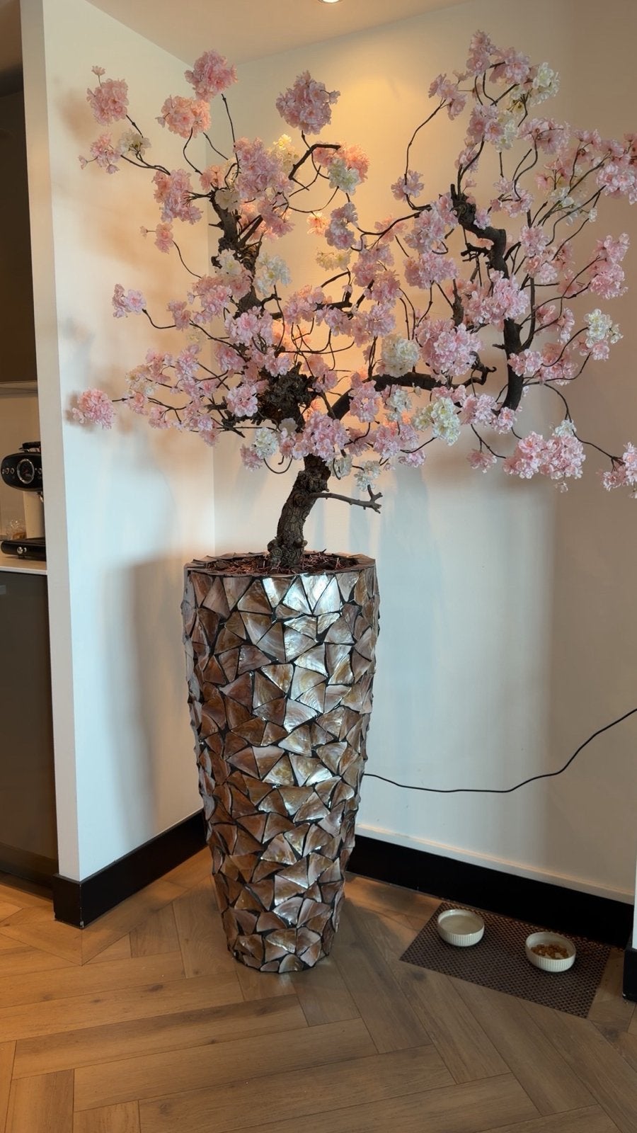 Grote vaas met mozaïek van schelpen en kunstboom, Natuurlijk materiaal, Ophalen of Verzenden, Zo goed als nieuw, Meerkleurig