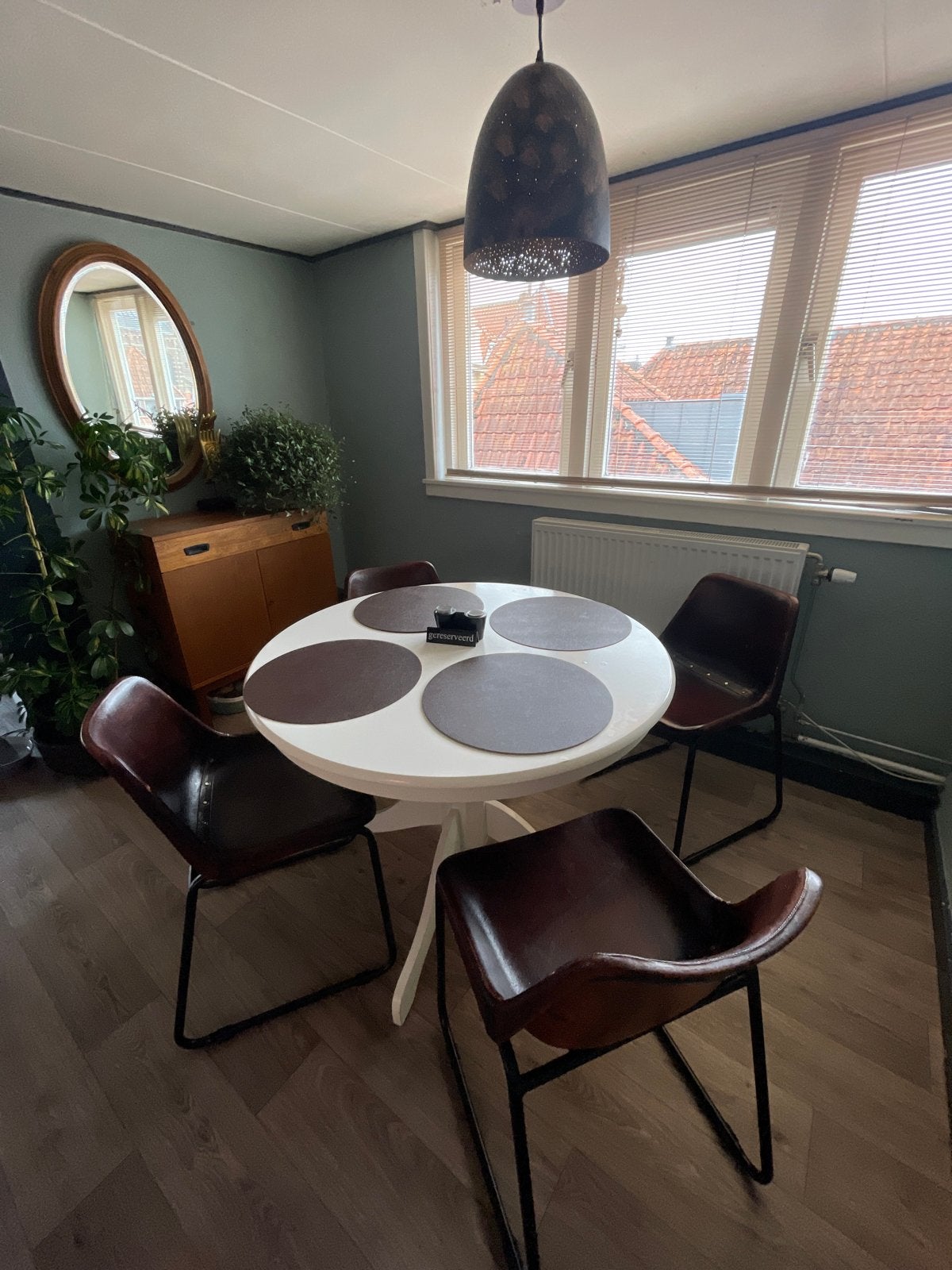 Ronde eettafel met 6 vintage kuipstoelen