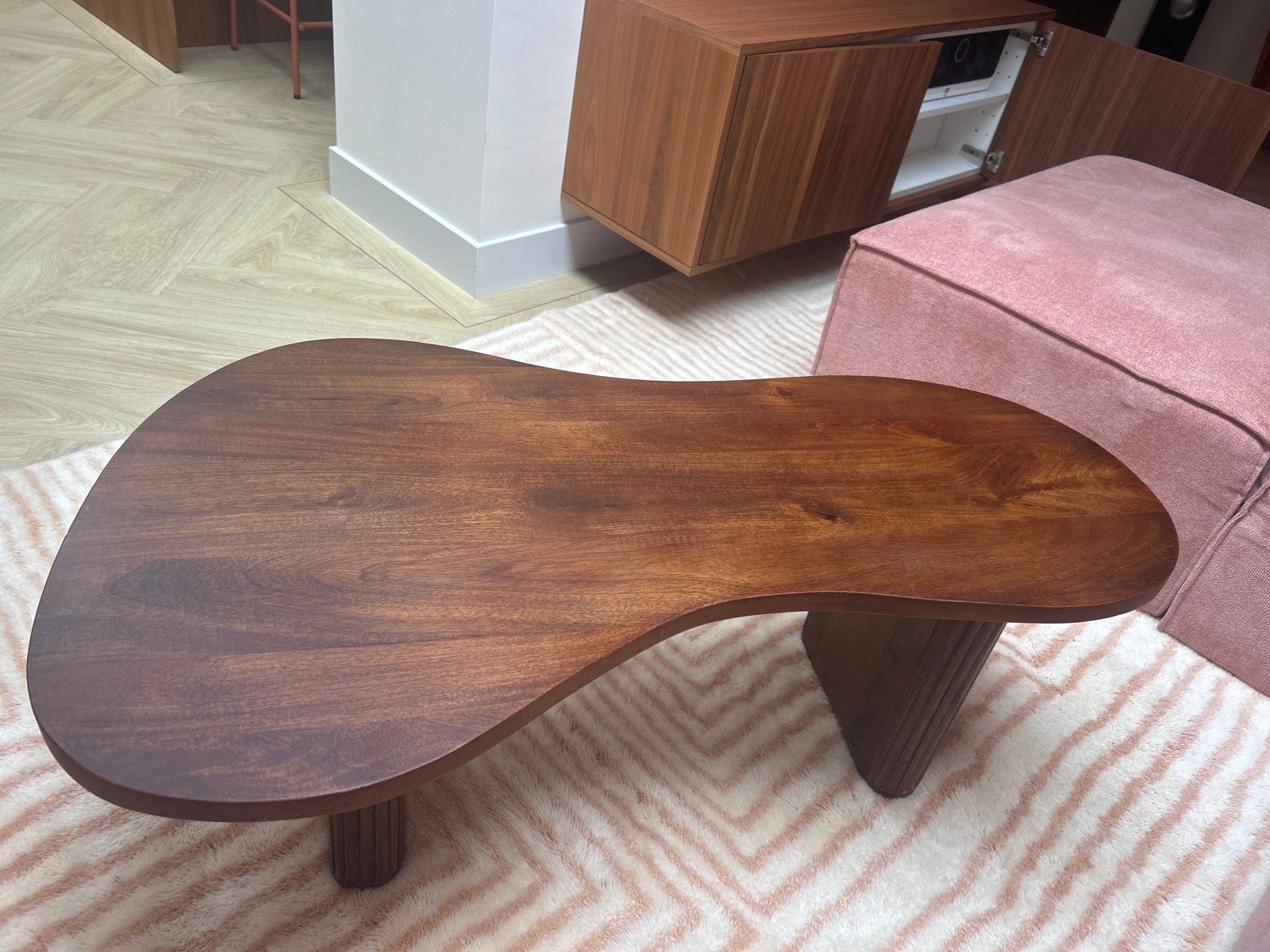 Dutchbone Tilon walnoothouten salontafel niervorm, Ophalen, Gebruikt, 100 tot 150 cm, 50 tot 100 cm