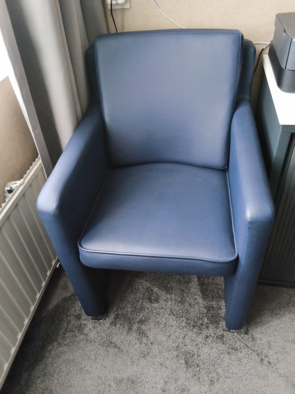 Comfortabele blauwe fauteuil op wieltjes, Huis en Inrichting, Ophalen, Blauw, Leer, Zo goed als nieuw