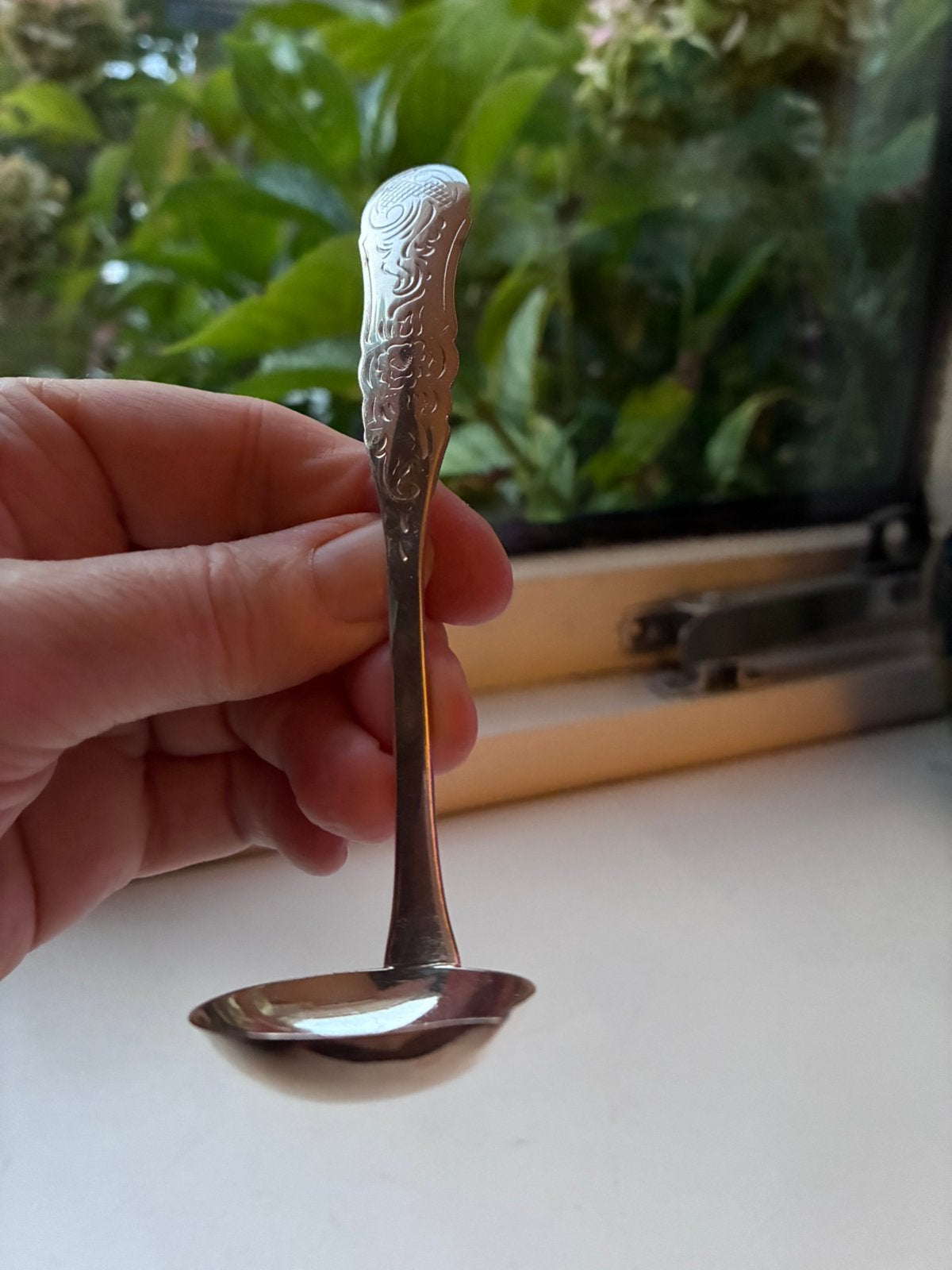 Zilveren suiker-/roomlepel met bloemen gravure, Antiek en Kunst, Ophalen of Verzenden, Zilver