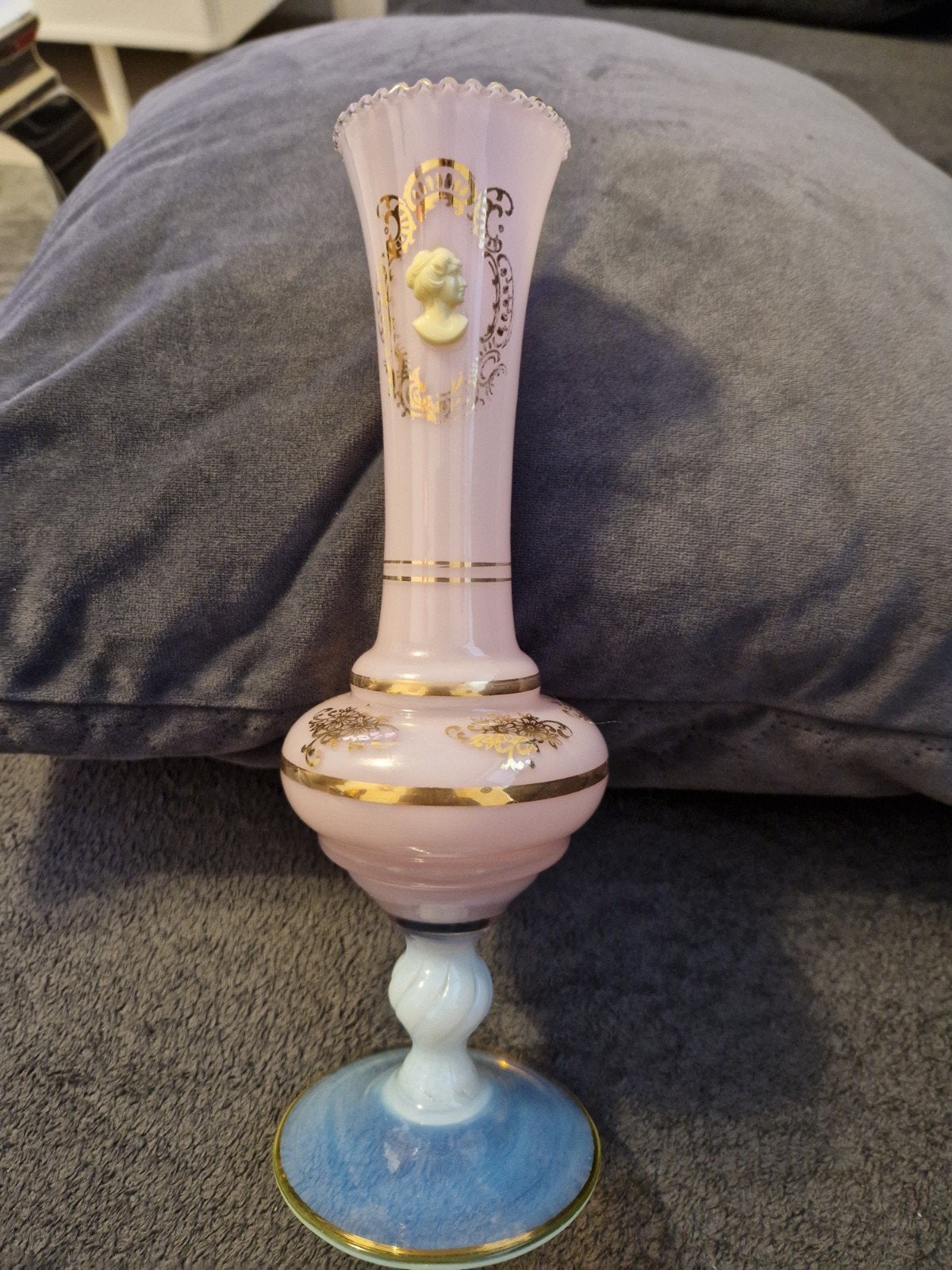 Roze vaas met camee en gouden details, Ophalen of Verzenden