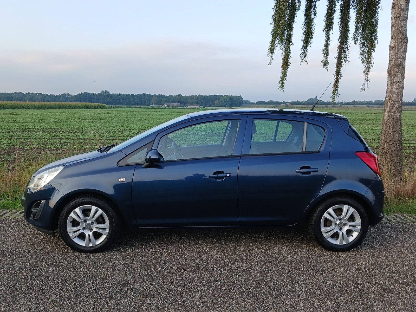 Foto 6 van Opel Corsa 1.2 16V  Edition AIRCO 5 deurs