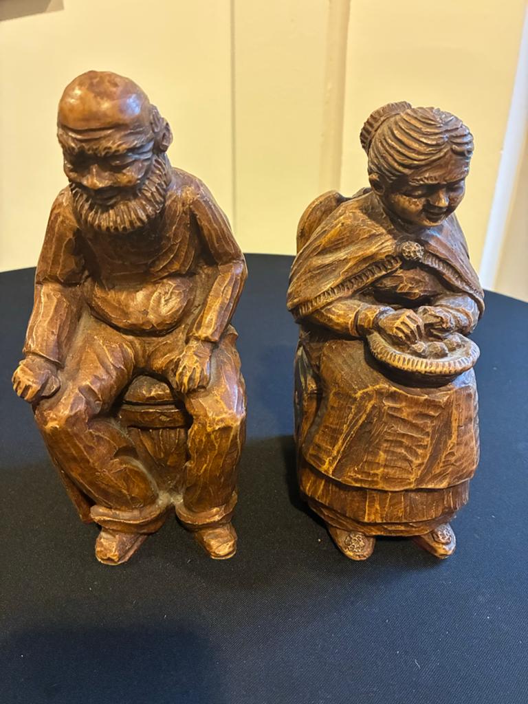 Houten beelden van oud echtpaar, handgesneden, Groep mensen, Minder dan 20 cm, Ophalen of Verzenden, Handgemaakt