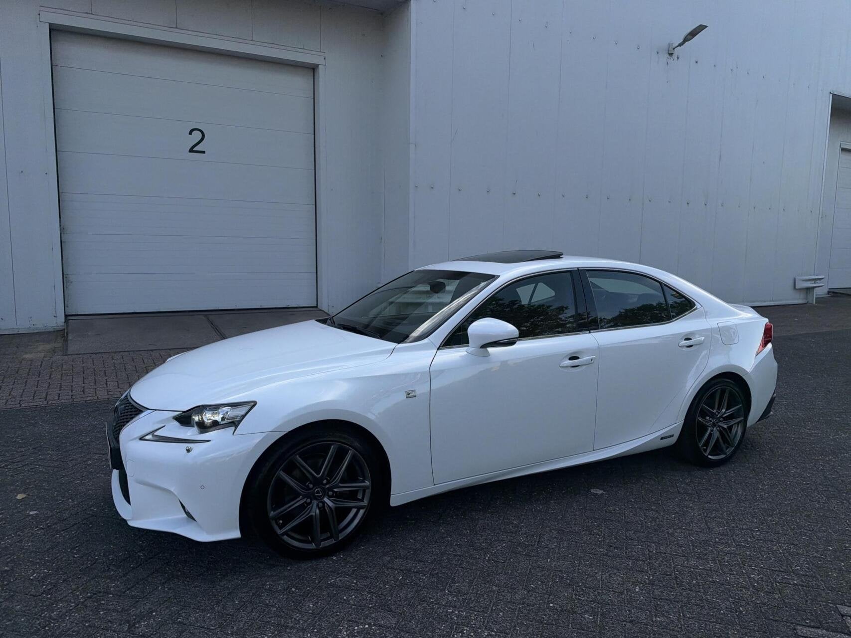Lexus IS 300h F Sport Edition - UNIEK/NAVI/CAMERA/LEER/NAP, Auto's, Euro 5, Achterwielaandrijving, Gebruikt, Wit