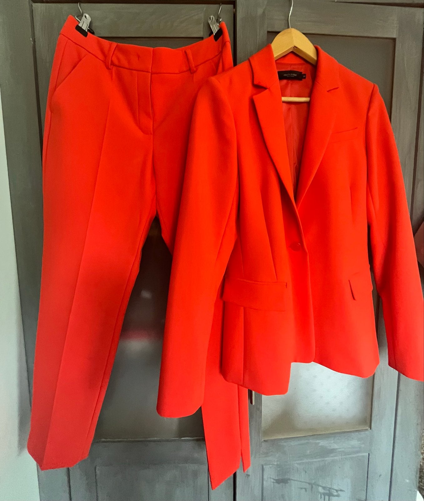 Claudia Sträter oranje pak (jasje en broek), Kleding | Dames, Maat 38/40 (M), Kostuum of Pak, Oranje, Ophalen of Verzenden