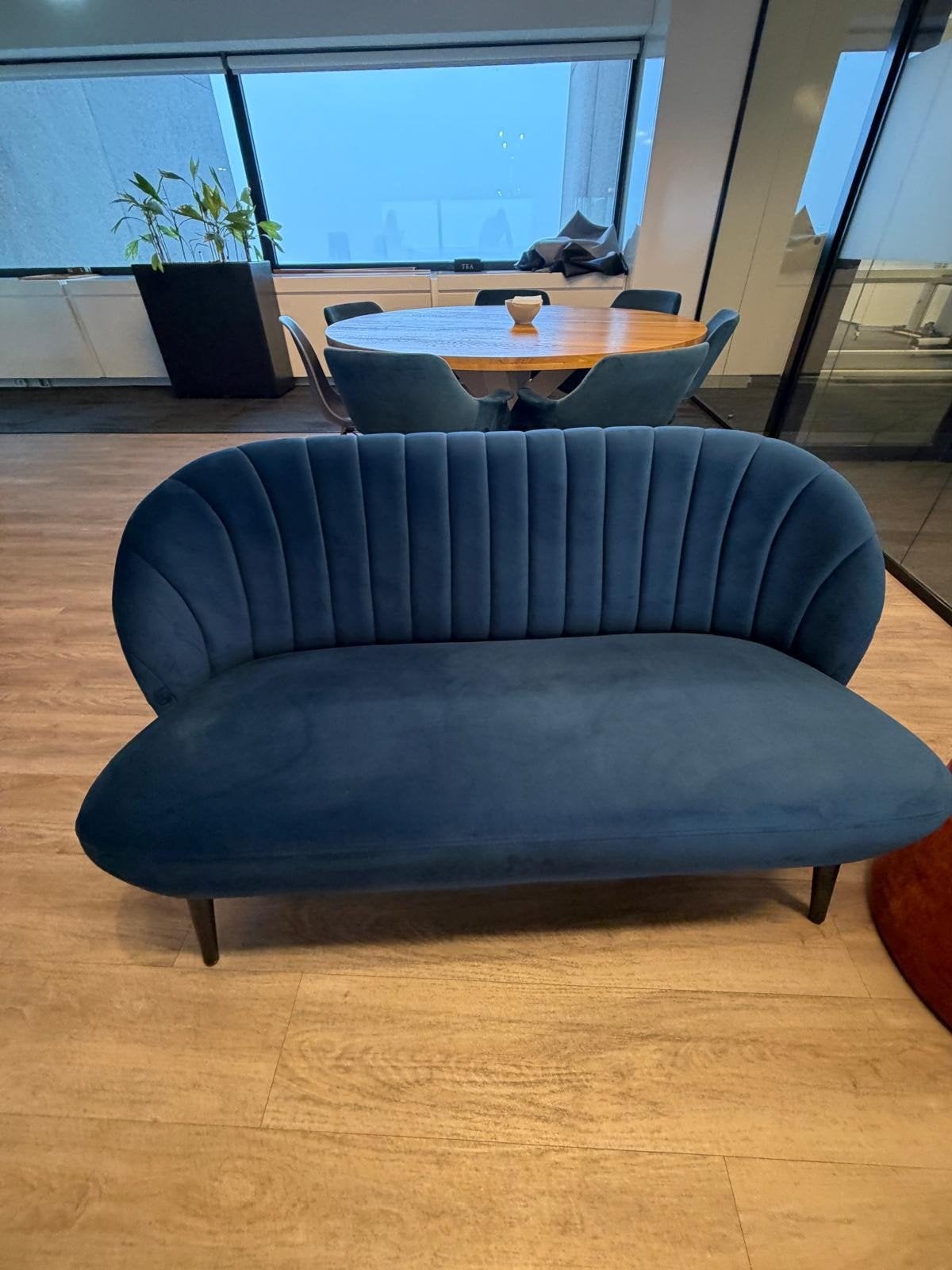 Wachtkamer bank / 2 zits bank blauw velvet (6 beschikbaar ), Huis en Inrichting, Banken | Bankstellen, Tweepersoons, 75 tot 100 cm