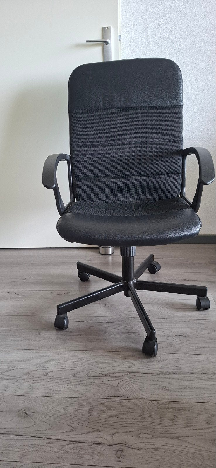 RENBERGET Swivel chair, office chair
Swivel chair, Bomstad b, Ophalen of Verzenden, Gebruikt, Zwart, Bureaustoel