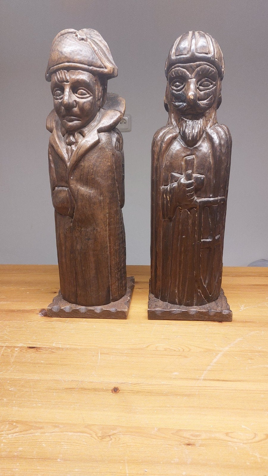 Set van 2 handgesneden houten beelden - flesverbergers, Ophalen, Houtsnijwerk, Handgemaakt, 20 - 50 cm