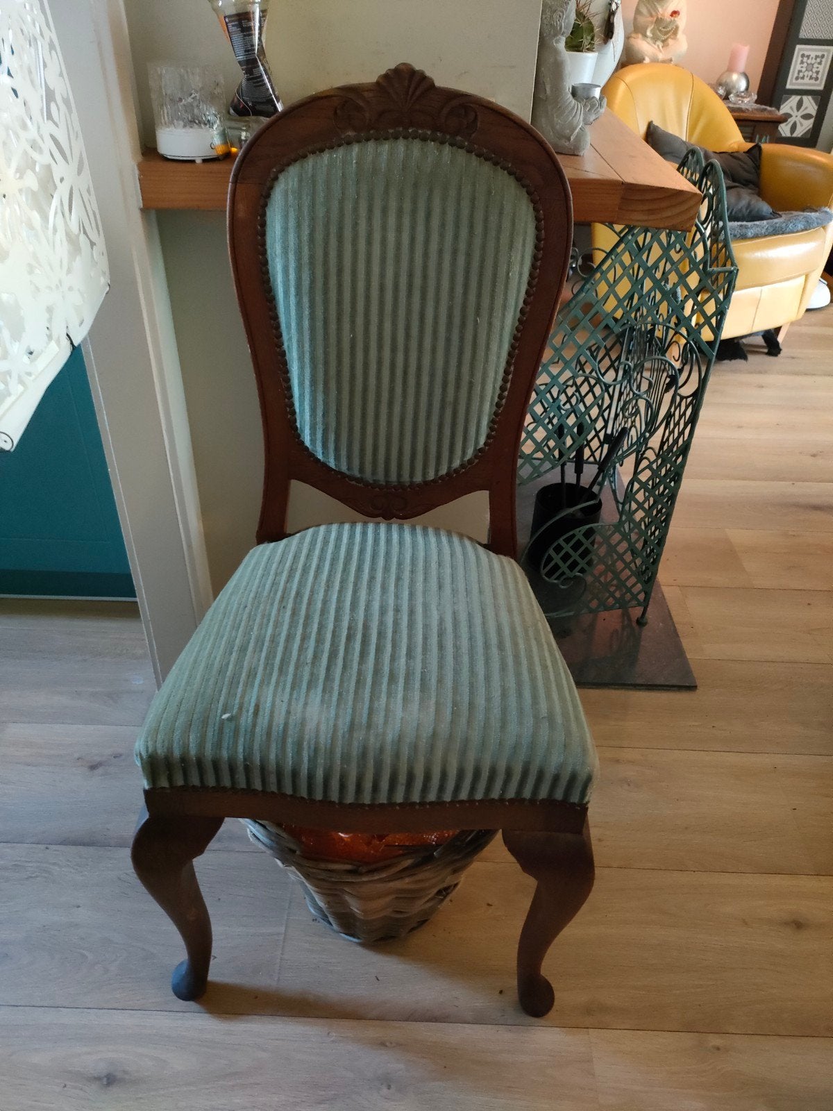 Antieke stoel met groene bekleding, Ophalen