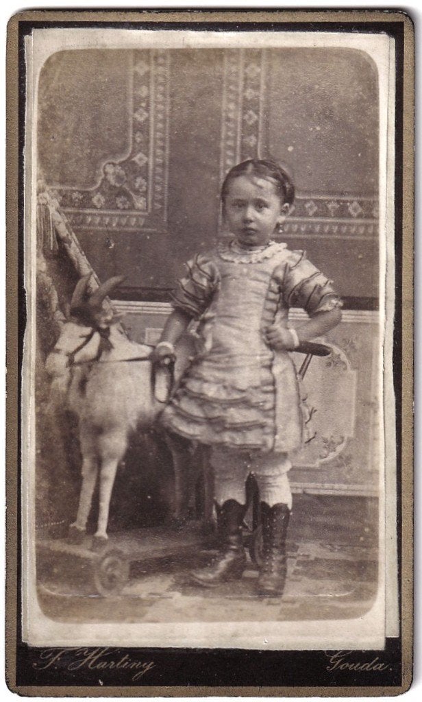 CDV relief - Kind Meisje Speelgoed Geit - Foto Harting Gouda, Gebruikt, Foto, Ophalen of Verzenden, Voor 1940