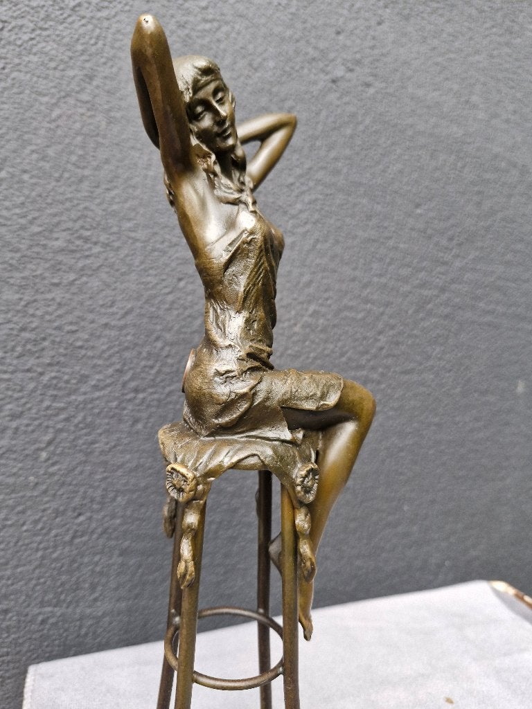 schitterend bronzen beeld meisje op stoel, Verzenden, Brons