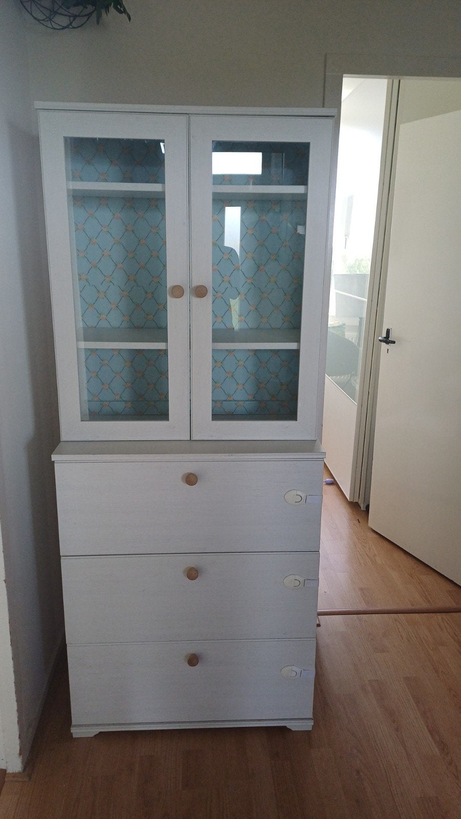 Witte kast met vitrine en lades - 180x75x42 cm, Ophalen, Gebruikt, Met lade(s), Overige houtsoorten