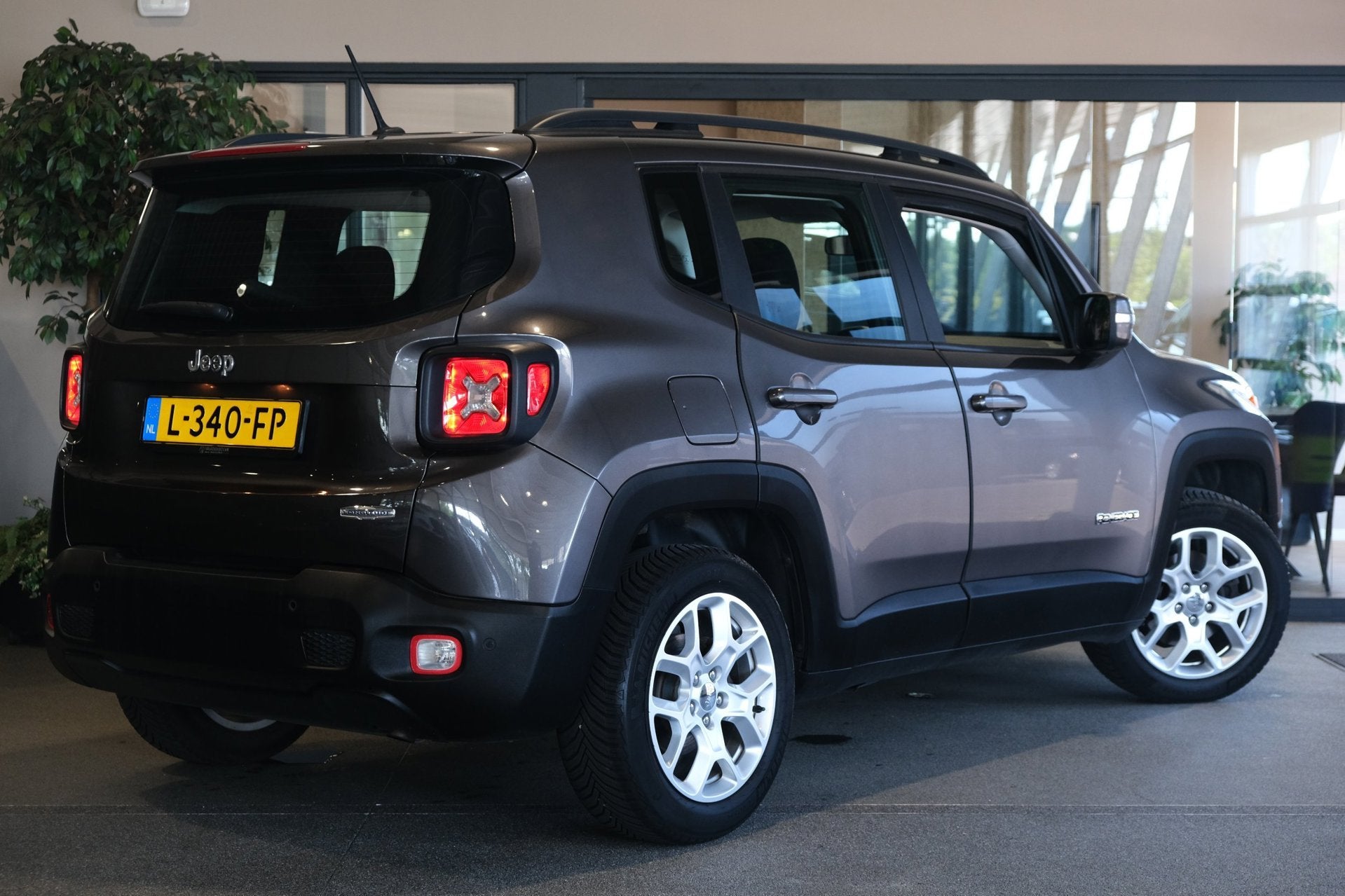 Jeep Renegade 1.4 MultiAir Limited 140PK Airco PDC Navi, Auto's, Jeep, Voorwielaandrijving, Gebruikt, 4 cilinders, 400 kg