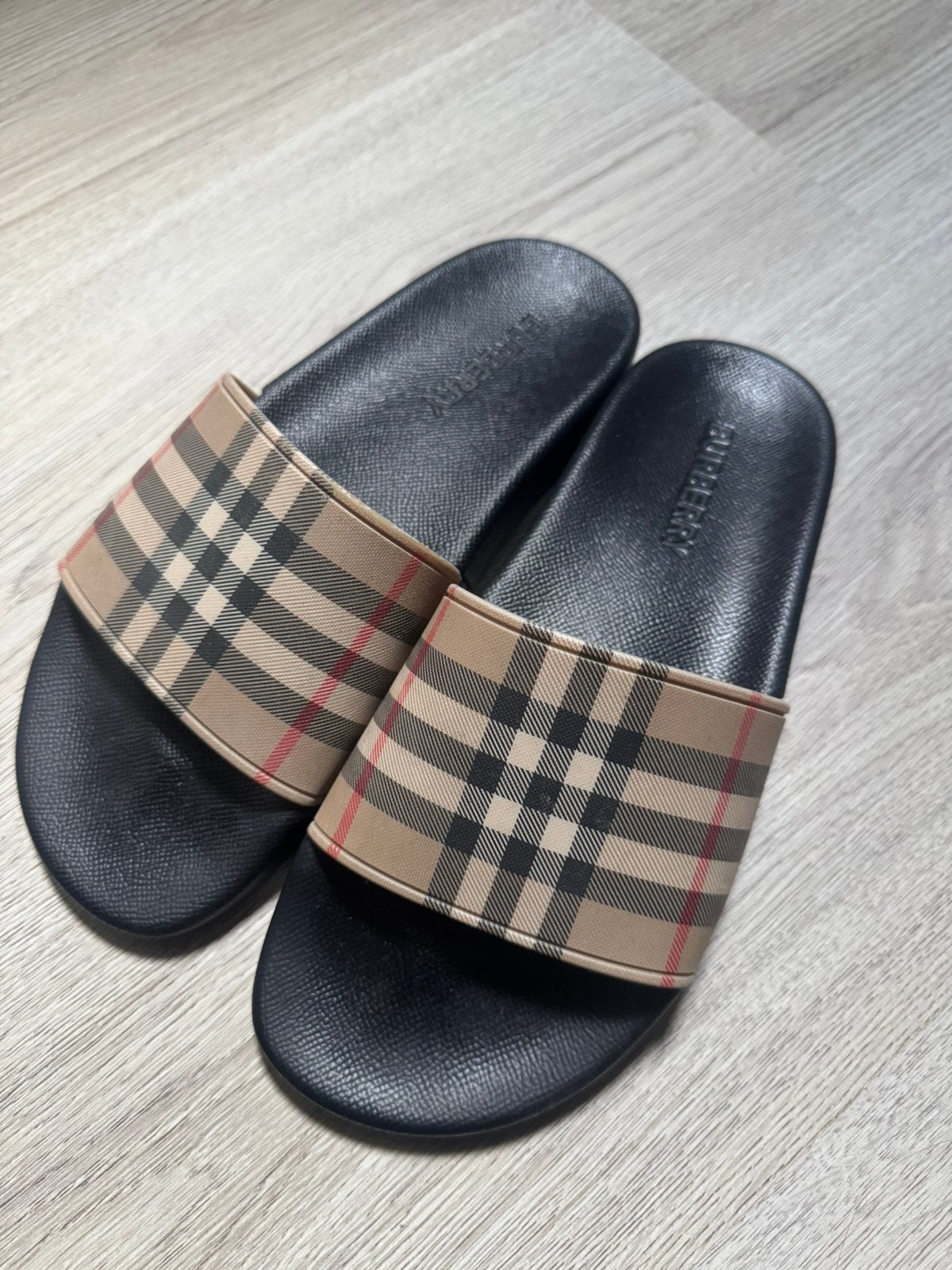 Burberry slippers 39, Kleding | Heren, Slippers, Overige kleuren, Ophalen of Verzenden, Gedragen