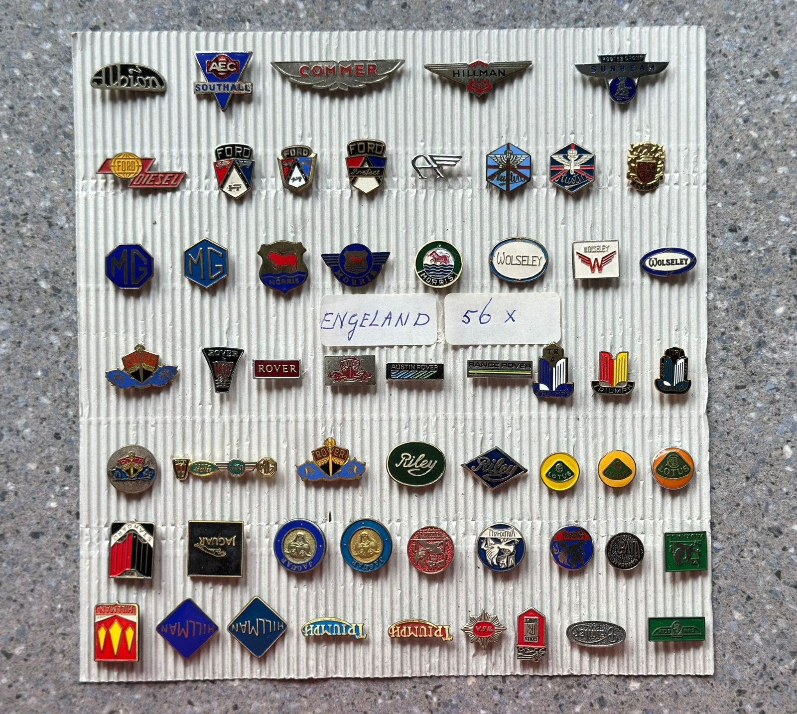 56x diverse Engelse spelden, Ophalen of Verzenden, Gebruikt, Merk, Speldje of Pin