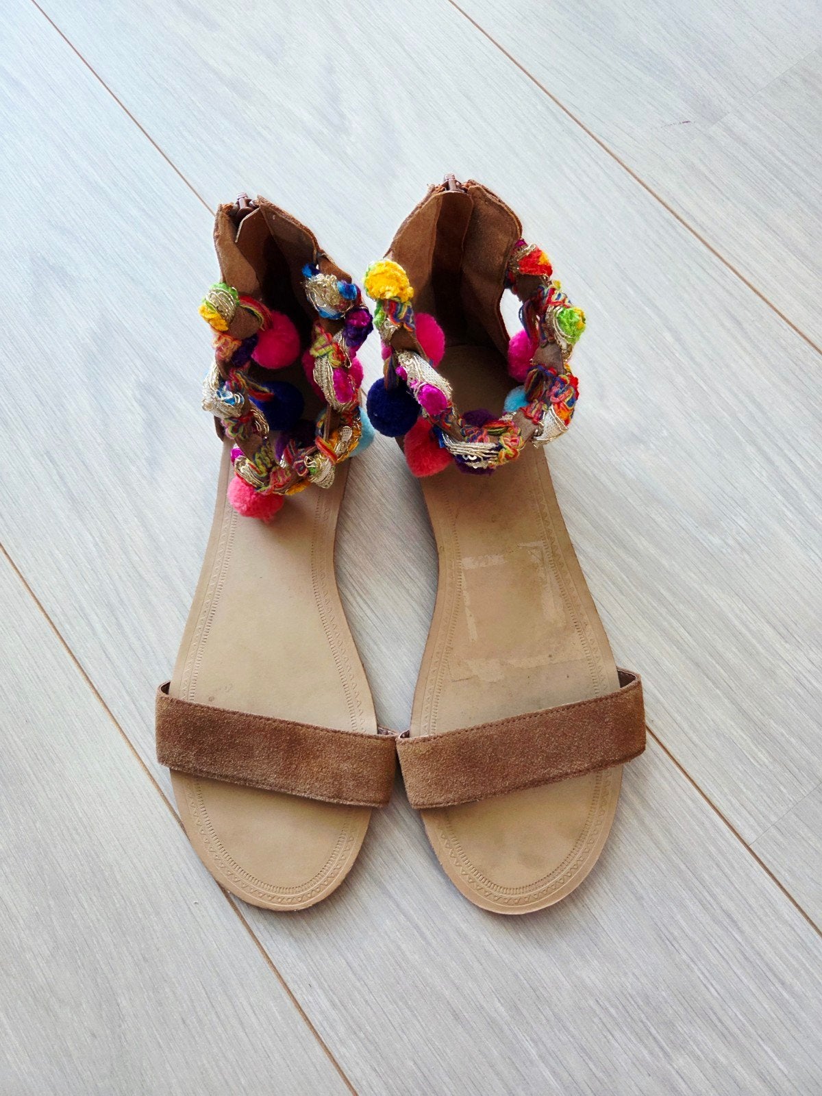 My Jewellery 40 pompoms sandalen bruin suede slippers, My Jewellery, Bruin, Zo goed als nieuw, Sandalen of Muiltjes