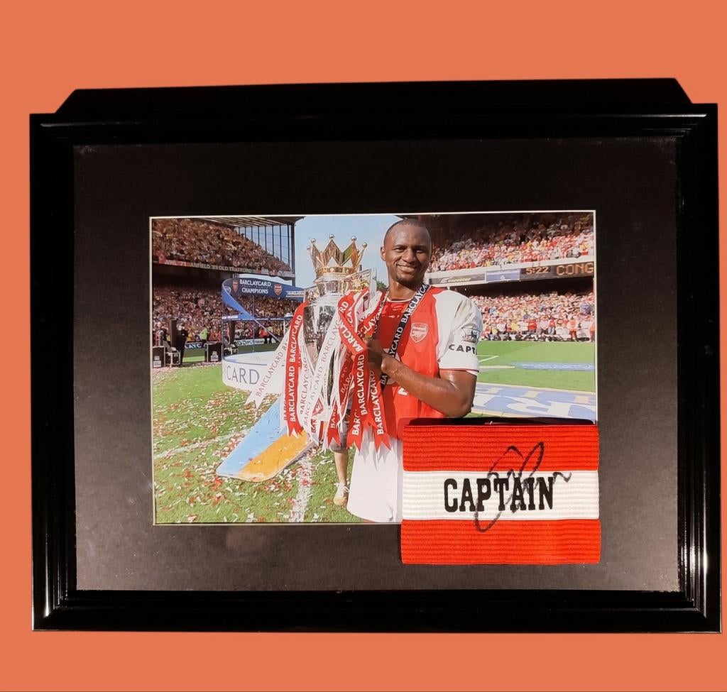 Ingelijste aanvoerdersband gesigneerd door Vieira  met COA, Ophalen of Verzenden, Nieuw, Buitenlandse clubs, Shirt