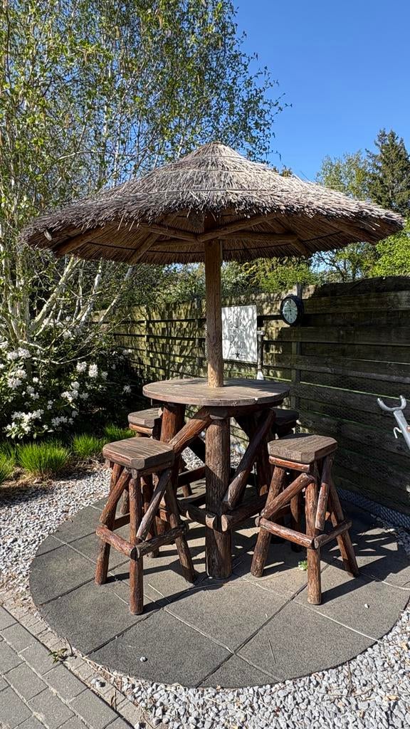 Houten tuinset met rieten parasol en 5 krukken GERESERVEERD, Tuin en Terras, Tuintafels, Ophalen of Verzenden, Gebruikt, Rond