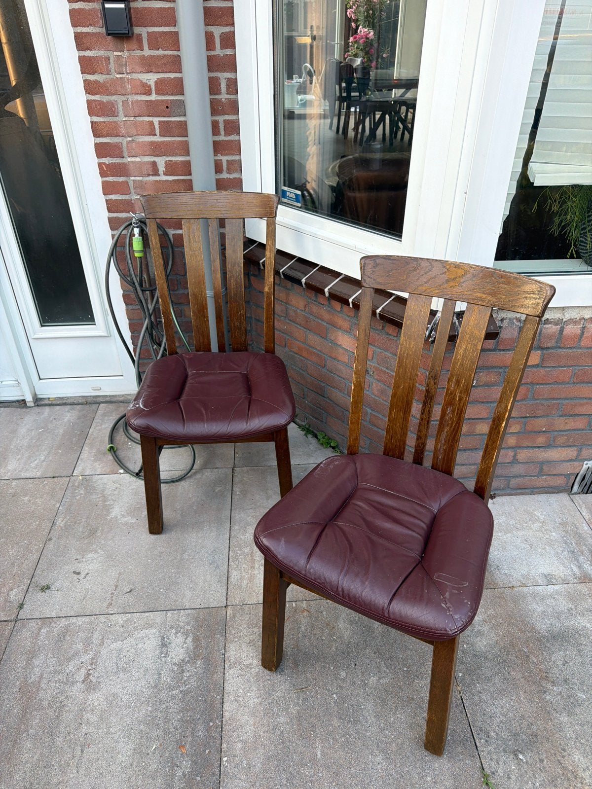 Zes houten stoelen met bordeauxrode kussens, Antiek en Kunst, Ophalen