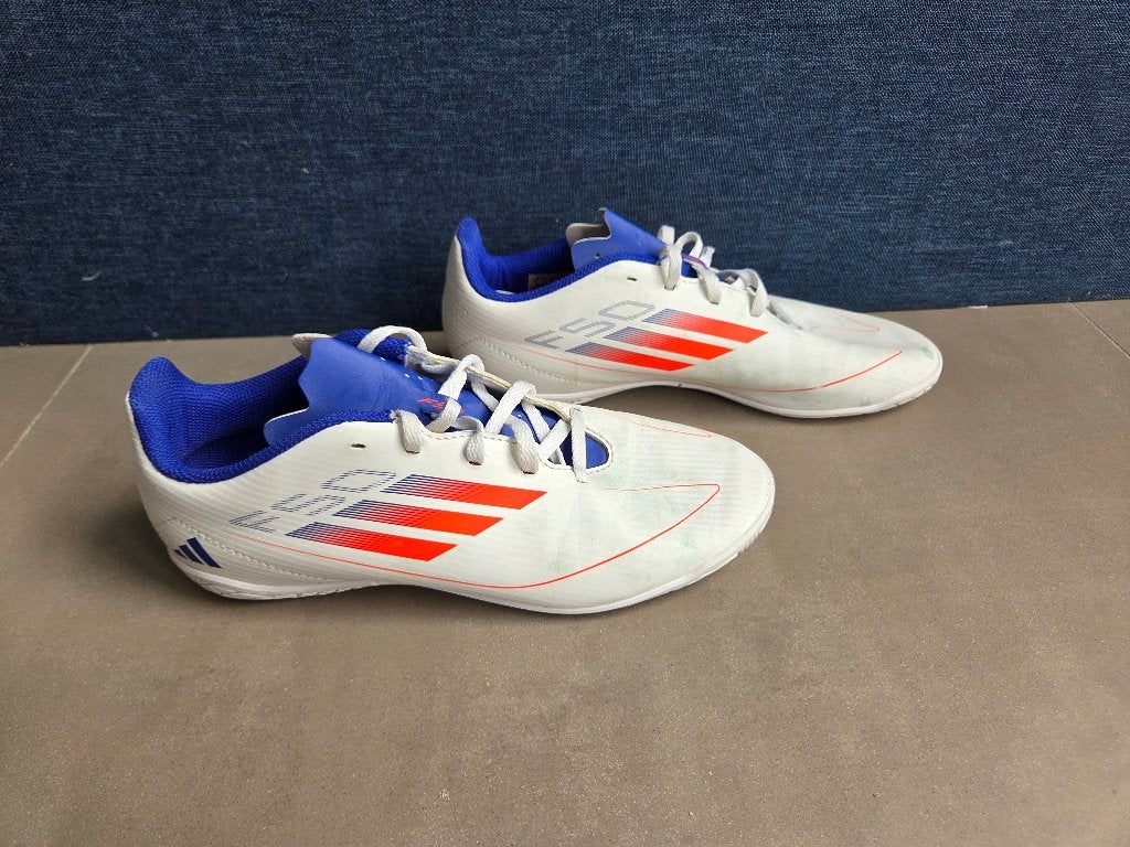 Adidas F50 zaalschoenen, Gebruikt, Maat XS of kleiner, Schoenen, Ophalen of Verzenden