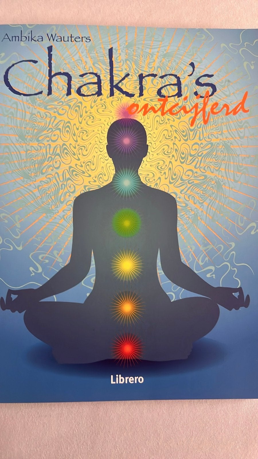 Chakra's Ontcijferd - Ambika Wauters, Boeken, Ophalen of Verzenden, Zo goed als nieuw, Spiritualiteit algemeen, Instructieboek